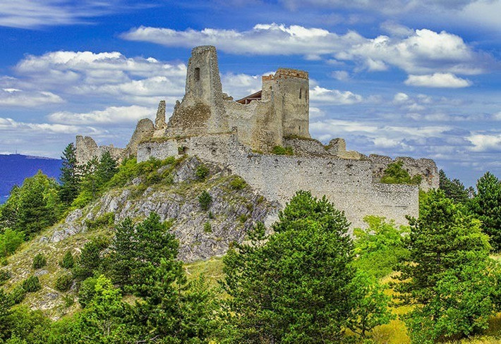 Với xuất thân trong gia tộc Bathory danh giá và giàu có, Elizabeth đã kết hôn cùng với bá tước Nadasdy Ferenc khi bà 15 tuổi. Sau khi cưới, vợ chồng Elizabeth sống tại lâu đài Cachtice. Ảnh: Peter Vanco / Shutterstock.com.