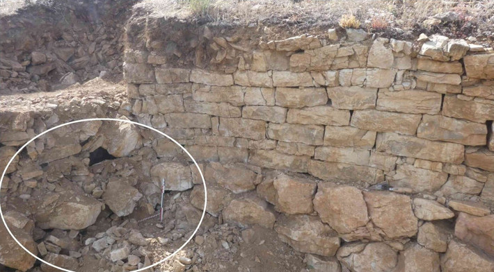 Trong cuộc khai quật gần đây tại La Loma, các nhà khảo cổ đã phát hiện ra một hộp sọ người bên trong các bức tường pháo đài bị sụp đổ. Nghiên cứu của các chuyên gia chỉ ra hộp sọ thuộc về một người bảo vệ pháo đài Celt, người đã bị chặt đầu và trở thành biểu tượng chiến thắng của người La Mã. Ảnh: Santiago David Domínguez-Solera / Open Access.