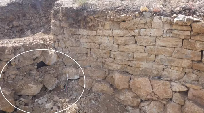 Trong cuộc khai quật gần đây tại La Loma, các nhà khảo cổ đã phát hiện ra một hộp sọ người bên trong các bức tường pháo đài bị sụp đổ. Nghiên cứu của các chuyên gia chỉ ra hộp sọ thuộc về một người bảo vệ pháo đài Celt, người đã bị chặt đầu và trở thành biểu tượng chiến thắng của người La Mã. Ảnh: Santiago David Domínguez-Solera / Open Access.