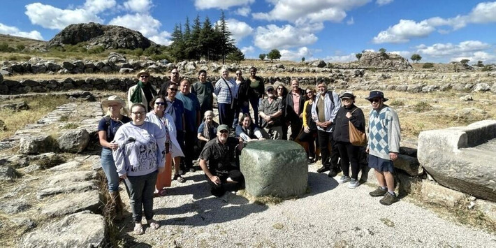 Một số nhà khảo cổ học cho rằng, tảng đá màu xanh độc đáo trong khuôn viên Ngôi đền Vĩ đại có thể từng được sử dụng cho mục đích nghi lễ hoặc thờ cúng. Nó có thể đóng vai trò như một bàn thờ hoặc một vật thiêng liêng để dâng lễ vật. Ảnh: techzelle.com.