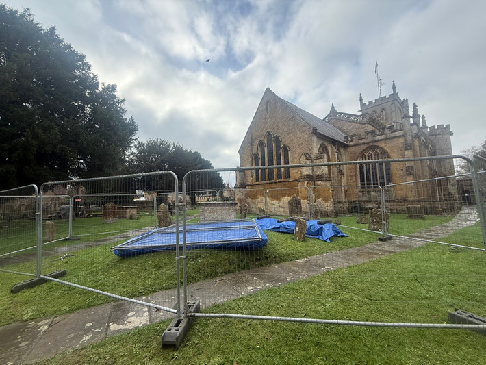 Mục sư Paul Fillery cho biết thêm, sự xói mòn đã đóng vai trò trong sự sụp đổ của ngôi mộ phía trên và lưu ý rằng sự việc như vậy là bất thường. Đồng thời, điều này cũng khiến việc kiểm tra danh tính của những người được chôn cất bên trong hầm mộ gia đình sẽ gặp nhiều khó khăn. Ảnh: RuralHistoria/Facebook.