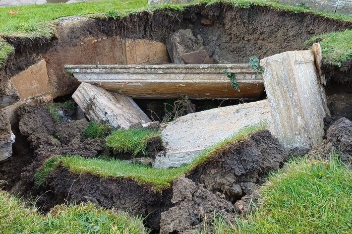 Theo Mục sư Paul Fillery, những người được chôn cất trong hầm mộ được suy đoán có thể là gia đình Pittard - những người từng sở hữu một doanh nghiệp da rất phát đạt ở địa phương. Gia đình Pittard rất giàu có và họ có đủ khả năng để xây hầm mộ lớn trong khuôn viên nghĩa trang ở nhà thờ. Ảnh: Martock Parish Council.