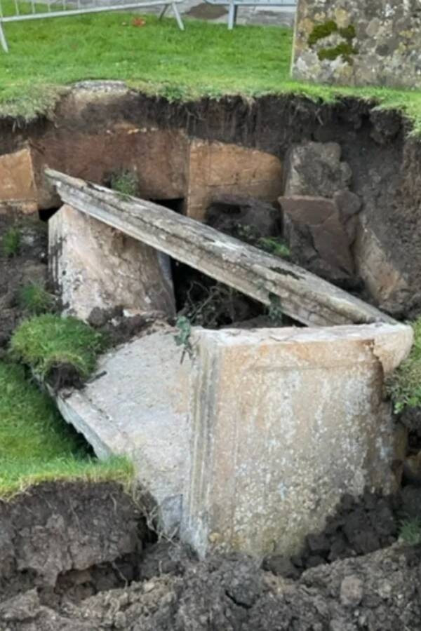 Ngôi mộ có niên đại từ thế kỷ 18 bị sụp đổ đã tạo ra một hố sâu khoảng 3,7m. Hiện các chuyên gia vẫn chưa thể xác định sự việc này có gây hư hại cho bất kỳ ngôi mộ nào xung quanh hay không hoặc liệu có nguy cơ xảy ra việc tương tự không. Ảnh: All Saints Church.