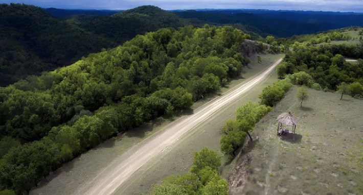 Theo các nhà khảo cổ, một đoạn đường dài khoảng 13 km thuộc con đường cấp quốc gia thời nhà Tần (năm 221 trước Công nguyên đến năm 206 trước Công nguyên) tại thành phố Du Lâm, tỉnh Thiểm Tây, Trung Quốc. Ảnh: arkeonews.net.