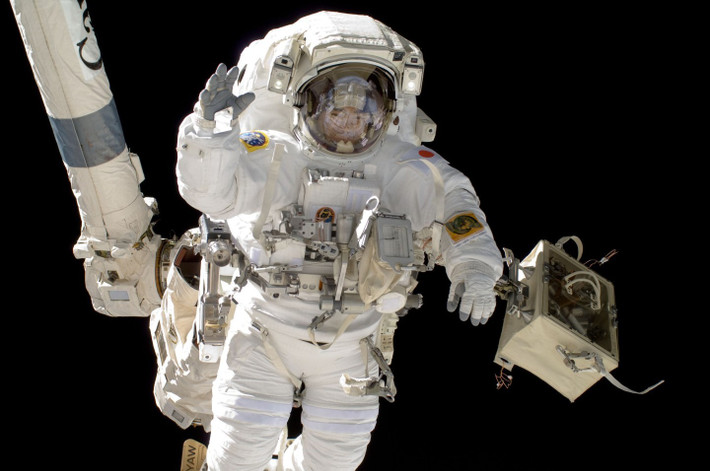 Tấm chắn bảo vệ phi hành gia hiện nay của NASA gồm nhiều lớp kim loại, nhựa hoặc nước chỉ cung cấp sự bảo vệ hạn chế. Trên Mặt trăng hoặc sao Hỏa, phi hành gia luôn phải ở trong phạm vi một giờ di chuyển quanh nơi trú ẩn. Ảnh: NASA - Getty Images.