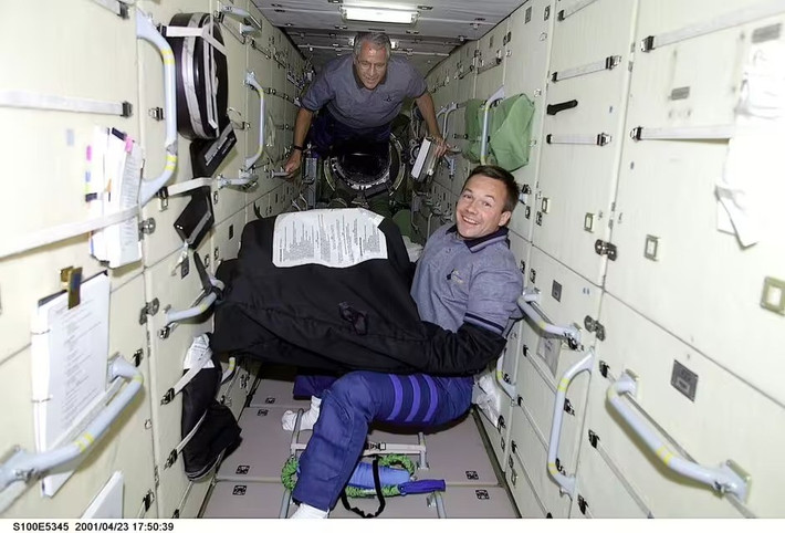 Theo nghiên cứu của NASA, thiếu môi trường vi sinh của Trái đất và tiếp xúc liên tục với bức xạ, hệ miễn dịch của phi hành gia sẽ trở nên khó dự đoán. Họ trải qua thay đổi trong hành vi của tế bào bạch cầu, viêm nhiễm và phản ứng dị ứng. Thời gian tiếp xúc bức xạ kéo dài có thể tăng nguy cơ ung thư hoặc rối loạn tự miễn. Những mối nguy hiểm sẽ tăng theo cấp số nhân trong những sứ mệnh vũ trụ kéo dài. Ảnh: Getty.