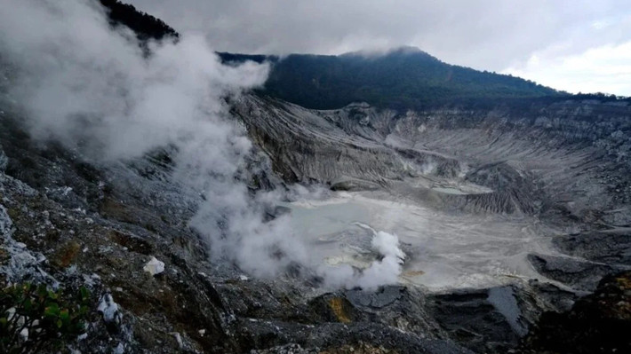 Núi lửa Hayli Gubbi cao khoảng 500m nằm trong Thung lũng Rift, một vùng hoạt động địa chất mạnh mẽ, nơi 2 mảng kiến tạo gặp nhau. Ảnh: azat.tv.