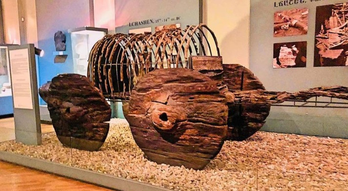 Một trong những chiếc xe ngựa này được xem là phương tiện được bảo tồn tốt nhất về loại xe ngựa có mái che. Được trưng bày tại Bảo tàng Lịch sử Armenia ở Yerevan, cỗ xe Lchashen được làm từ ít nhất 70 bộ phận ghép lại với nhau bằng hệ thống mộng và chốt. Ngoài ra, những người thợ còn sử dụng các mảnh gỗ có rãnh và các phụ kiện bằng đồng để tạo nên cỗ xe. Ảnh: phoenixtour.org.