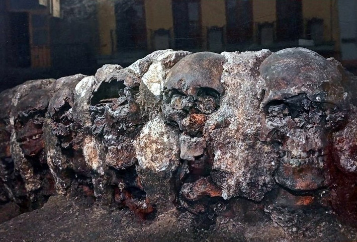 Người ta tin rằng vị thần cai quản khu vực này là thần mặt trời, chiến tranh và hiến tế người của người Aztec. Huey Tzompantli được đặt ở góc nhà nguyện của Huitzilopochtli, vị thần bảo trợ cho thủ đô Tenochtitlan của người Aztec. Ảnh: mexicocity.cdmx.gob.mx.