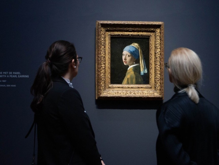 Mối liên hệ giữa gia đình van Ruijven và họa sĩ Vermeer khá thân thiết. Các nhà sử học tin rằng, họa sĩ Vermeer hầu như chỉ vẽ tranh theo đơn đặt hàng của cha mẹ Magdalena. Một trong những bức tranh đầu tiên mà Vermeer vẽ theo đơn đặt hàng của vợ chồng van Ruijven là "A Maid Asleep". Ảnh: Sylvia Lederer/Xinhua News Agency via Getty Images.