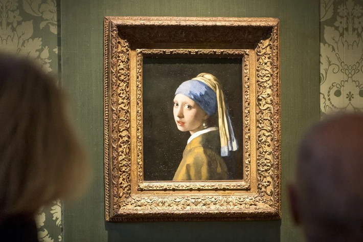 Sinh năm 1655, Magdalena, 10 tuổi, khi ngồi làm mẫu cho danh họa Vermeer để vẽ lên kiệt tác "Cô gái đeo hoa tai ngọc trai". Ảnh: Lex van Lieshout / ANP via Getty Images.