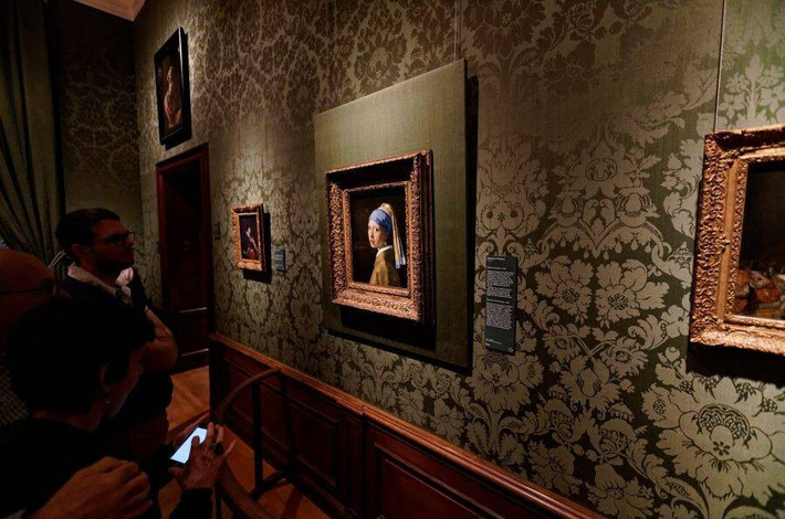 Một số nhà nghiên cứu, học giả cho rằng, người làm mẫu cho danh họa Vermeer để vẽ lên kiệt tác "Cô gái đeo hoa tai ngọc trai" có thể là con gái hoặc người hầu của ông. Ảnh: Wikimedia Commons.