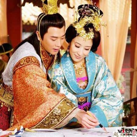 Sau khi lên ngôi vua, Minh Quang Tông cố gắng trở thành bậc minh quân, phục chức cho những vị quan từng ủng hộ mình nhưng bị vua cha cách chức hay có ý định thực hiện một số cải cách kinh tế, xã hội...