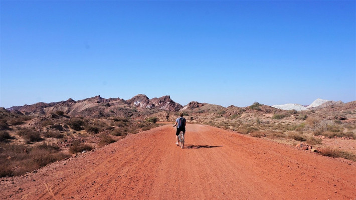 Nếu tắm biển ở bãi biển Silver and Red khi nước biển chuyển màu đỏ khi du khách có thể lưu lại màu sắc này trên da trong vài ngày. Ảnh: travelsofabookpacker.com.