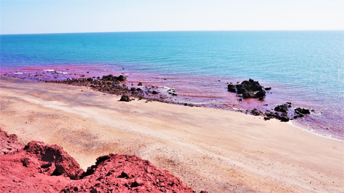 Oxit sắt đỏ trên đảo Hormuz còn được người dân sử dụng để sản xuất mỹ phẩm, vải, đồ gốm hay màu thực phẩm do không gây hại tới sức khỏe của con người. Ảnh: travelsofabookpacker.com.