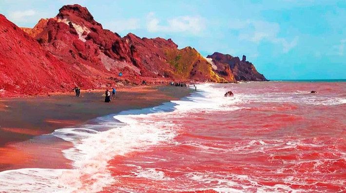 Vẻ đẹp hoang sơ của đảo Hormuz cũng thu hút rất đông du khách ghé thăm mỗi năm. Ảnh: mehrnews.com.