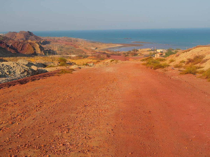 Trên thực tế, trên đảo Hormuz có một loại đất được gọi là gelak. Loại đất này rất giàu oxit sắt. Do vậy, mỗi khi có mưa lớn, nước chảy qua đất giàu oxit sắt sẽ tạo thành dòng nước có màu đỏ như máu trôi ra bãi biển tạo nên cảnh tượng độc đáo. Ảnh: theglobetrottingdetective.com.