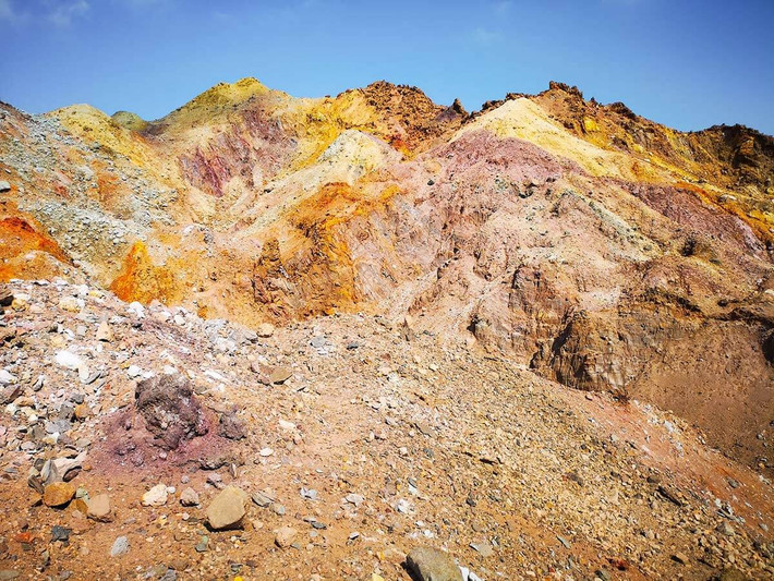 Liên quan đến sự việc này, các chuyên gia cho biết hiện tượng nước biển đột ngột chuyển sang màu đỏ như máu sau khi trời mưa là hiện tượng tự nhiên. Ảnh: theglobetrottingdetective.com.