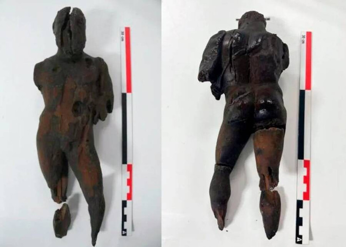 Nhà khảo cổ học Casanova lưu ý rằng, chiếc hố giống như “một viên nang được bịt kín bằng nước và bùn” có tác dụng bảo vệ các hiện vật khỏi bị hư hỏng trong gần 2.000 năm qua. Ảnh: Diario de Ibiza.