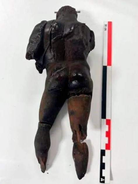 Theo nhà khảo cổ học Casanova, việc bịt kín hố hoàn toàn tự nhiên đã tạo ra một môi trường không có oxy, giúp bảo vệ bức tượng cũng như các di vật khác như da và hạt trái cây khỏi các vi sinh vật gây hại. Ảnh: Diario de Ibiza.