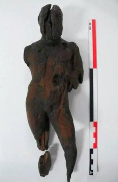 Các nhà khoa học cho hay bức tượng được tìm thấy trong một silo chứa ngũ cốc cổ, vốn đã được tái sử dụng làm bãi rác từ lâu. Theo thời gian, mực nước ngầm đã hố ngập nước và tạo ra điều kiện hoàn hảo để bảo quản các hiện vật bằng gỗ. Ảnh: Diario de Ibiza.