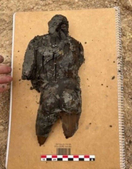 Trong thần thoại của người La Mã, Hercules (hay còn gọi Heracles) là con trai của thần Zeus và nữ thần Alcmene. Hercules là anh hùng kiệt xuất, thông minh, giỏi chiến đấu và lập được nhiều chiến công lừng lẫy. Theo các chuyên gia, tượng gỗ tạc Hercules là một phát hiện cực kỳ hiếm. Hiện vật này cung cấp thông tin quan trọng về lịch sử của Ibiza cách đây khoảng 2.000 năm. Khi ấy, nơi đây là một thành phố La Mã có tên là Ebusus. Ảnh: Diario de Ibiza.