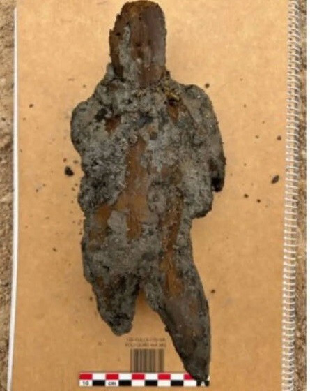 Các nhà khảo cổ đã giám sát việc thoát nước có kiểm soát trong quá trình chuẩn bị xây dựng một dự án nhà ở mới trên đảo Ibiza, Tây Ban Nha. Khi sàng lọc qua các lớp đất đầy nước, họ đã tìm thấy một bức tượng gỗ tạc anh hùng Hercules khoảng 2.000 năm tuổi. Ảnh: Diario de Ibiza.