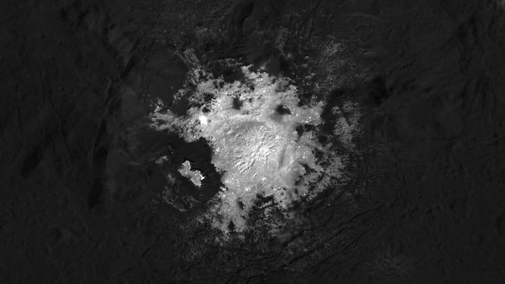 Các nghiên cứu khác của NASA cũng đã gợi ý rằng đại dương ngầm của Ceres cũng có thể chứa carbon hữu cơ, một thành phần quan trọng của mọi sự sống trên Trái đất. Ảnh: NASA/JPL-Caltech/UCLA/MPS/DLR/IDA/PSI.