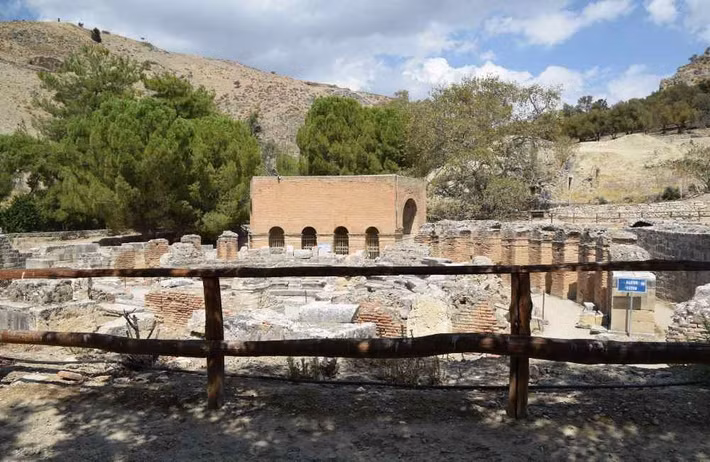 Mặc dù bị chia cắt do nội chiến trong thời kỳ Hy Lạp hóa, cụ thể là thế kỷ thứ 3 trước Công nguyên, Gortyna vẫn có nền kinh tế thịnh vượng và mở rộng quyền thống trị sang các khu vực lân cận đồng thời xây dựng liên minh quan trọng với người Ai Cập và La Mã. Ảnh: creteinsider.com.