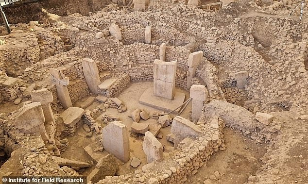 Khu vực khai quật nằm ở vùng nông thôn Payamlı, quận Eyyübiye, tỉnh Şanlıurfa. Khác với Göbekli Tepe nổi tiếng với các cột chữ T được chạm khắc tinh xảo, Mendik Tepe xuất hiện các khối đá dựng dạng chữ nhật thẳng đứng, gợi ý một bản sắc kiến trúc và văn hóa khác biệt. Ảnh: Institute for Field Research.