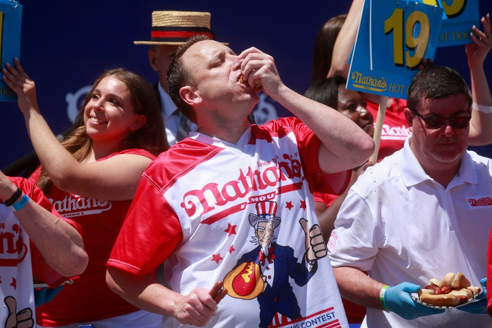 Năm 2020, Joey Chestnut lập kỷ lục Guinness với việc ăn 76 chiếc bánh kẹp xúc xích trong 10 phút. Ảnh: Getty Images.