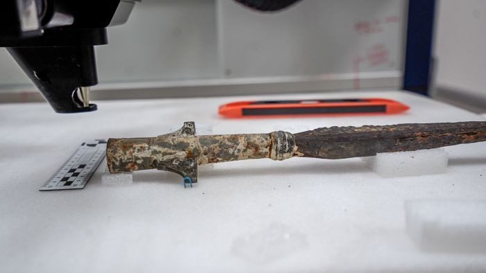 Các chuyên gia sẽ kiểm tra, phân tích kỹ hơn 4 ngọn giáo trên trước khi đem trưng bày, bảo quản tại bảo tàng ở Lednica cho du khách tham quan, chiêm ngưỡng. Ảnh: archeologiapodwodna.