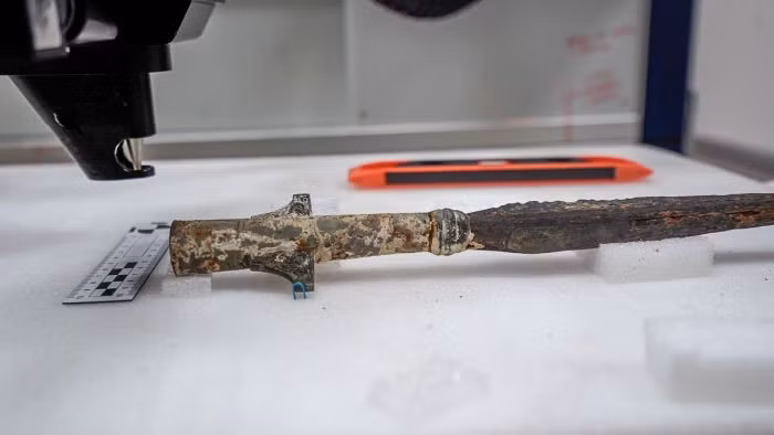 Các chuyên gia sẽ kiểm tra, phân tích kỹ hơn 4 ngọn giáo trên trước khi đem trưng bày, bảo quản tại bảo tàng ở Lednica cho du khách tham quan, chiêm ngưỡng. Ảnh: archeologiapodwodna.