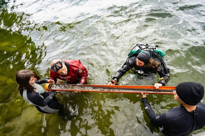 Bốn ngọn giáo đều được bảo quản tốt, bổ sung vào bộ sưu tập khoảng 280 vũ khí đã được tìm thấy trong hồ Lednica kể từ khi các nhà khoa học thuộc Trung tâm Khảo cổ học Dưới nước của Đại học Nicolaus Copernicus bắt đầu khám phá khu vực này. Phát hiện mới củng cố giả thuyết của các nhà nghiên cứu cho rằng Ostrów Lednicki là một địa điểm quan trọng trong thời Trung cổ. Ảnh: Centre of Underwater Archaeology/Nicolaus Copernicus University.