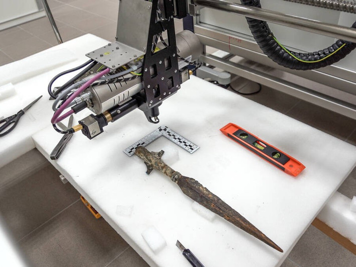 Việc tìm thấy 4 cây giáo với kích thước và được trang trí phức tạp cho thấy nghề rèn vũ khí ở khu vực hồ Lednica có truyền thống lâu đời. Những người thợ có tay nghề cao nên có thể tạo ra vũ khí vừa sắc bén, bền chắc vừa mang tính thẩm mĩ. Ảnh: M. Popek.