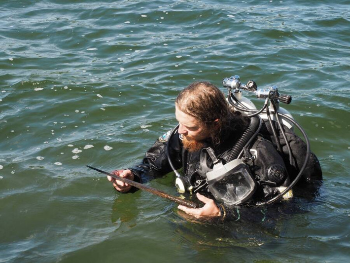 Cây giáo nhỏ nhất được tìm thấy lần này cùng với một mảnh cán gỗ tần bì và có đầu giáo được trang trí bằng một chiếc nhẫn hình gạc nai. Ảnh: M. Trziński