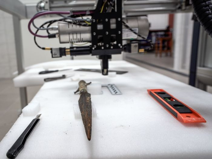 Một giả thuyết khác suy đoán số vũ khí này được ném xuống dưới nước như một phần của một nghi lễ thời xưa. Việc đặt một vật quý giá xuống nước có thể mang ý nghĩa tượng trưng ​​vì nước được coi là cánh cổng giữa sự sống và cái chết. Ảnh: archeologiapodwodna.