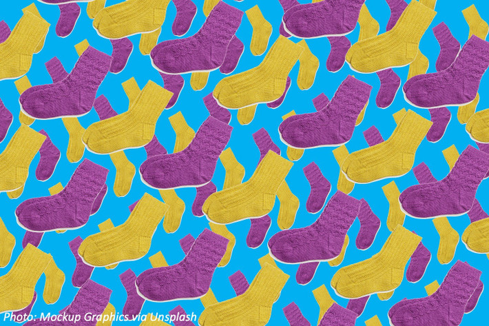 Vào năm 2016, Kamil Kulik ở Ba Lan gây chú ý khi lập kỷ lục Guinness với việc xỏ được 184 đôi tất vào một bàn chân của mình. Ảnh: Mockup Graphics via Unsplash.