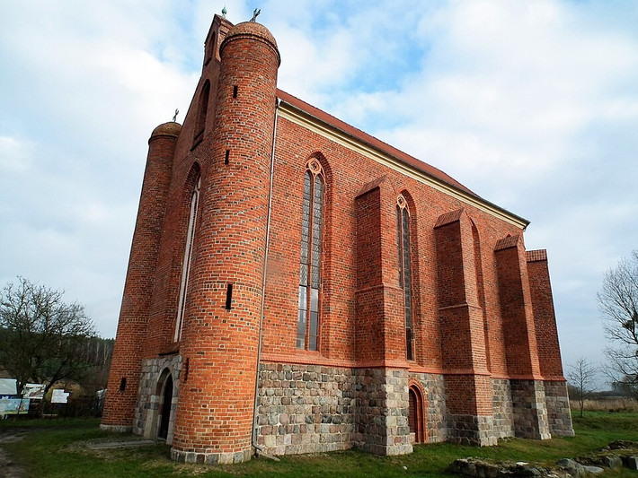 Trong đó, các chuyên gia đặt nhiều kỳ vọng vào việc sẽ có thể tìm thấy Chén Thánh bên dưới nhà thờ Chwarszczany ở Ba Lan. Qua đó, bí ẩn lớn "đánh đố" nhân loại suốt thời gian qua được giải mã. Ảnh: Wikimedia Commons.