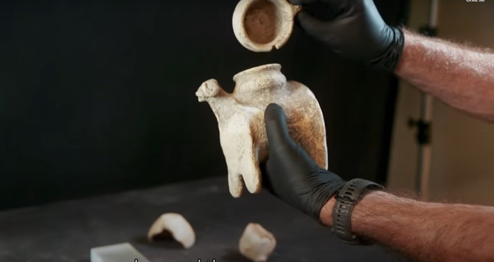 Những hiện vật trên có thể đã được người dân địa phương chôn cất, chẳng hạn như những người nông dân không thể vào thành phố hoặc đền thờ Canaan gần đó tại Tel Megiddo. Thay vào đó, họ có thể đã chọn chôn những lễ vật này và có thể cả nông sản, tại một mỏm đá có thể được dùng làm bàn thờ ngoài trời. Ảnh: Israel Antiquities Authority Official Channel/Youtube.