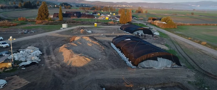 Ngoài ra, khi đào sâu dưới lòng đất, các chuyên gia cũng phát hiện một máy ép rượu vang nhỏ có niên đại khoảng 5.000 tuổi. Đây là một trong những máy ép rượu vang cổ nhất thế giới. Ảnh: Israel Antiquities Authority Official Channel/Youtube.