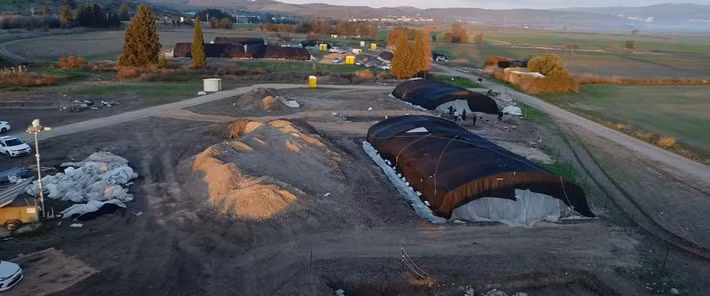 Ngoài ra, khi đào sâu dưới lòng đất, các chuyên gia cũng phát hiện một máy ép rượu vang nhỏ có niên đại khoảng 5.000 tuổi. Đây là một trong những máy ép rượu vang cổ nhất thế giới. Ảnh: Israel Antiquities Authority Official Channel/Youtube.