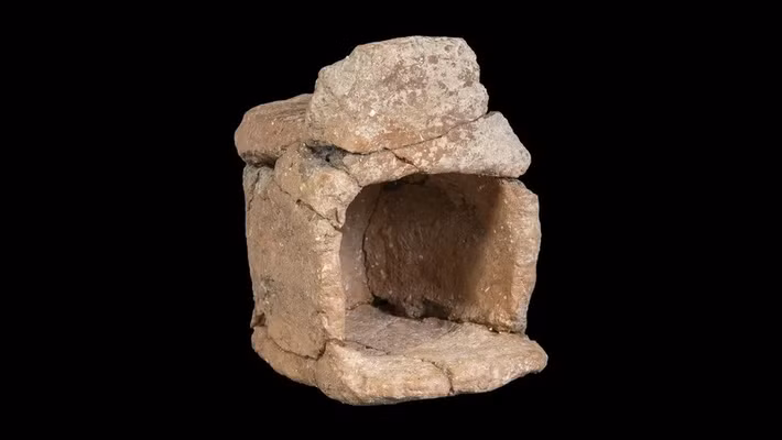 Trong đó, "bộ ấm trà" thu hút sự quan tâm lớn của giới chuyên gia. Bởi lẽ, chiếc ấm có hình con cừu đực và một vài chiếc bát nhỏ được chôn cùng nhau. Đầu con cừu đực được đúc liền với vòi, nghiêng về phía trước để nước tràn ra từ miệng ấm. Ảnh: Katerina Katzan/IAA.