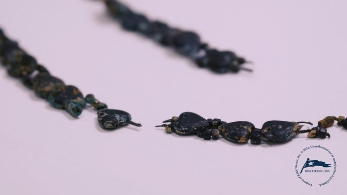 Các chuyên gia cũng kiểm tra kỹ lưỡng các yêu cầu bồi thường bảo hiểm được nộp sau vụ chìm tàu ​​Titanic nhưng không tìm thấy gì liên quan đến chiếc vòng cổ này. Do đó, họ suy đoán có thể chiếc vòng cổ không được bảo hiểm nhưng cũng có thể yêu cầu bồi thường chưa bao giờ được nộp vì chủ sở hữu của nó là một trong số 1.496 người đã thiệt mạng trong vụ chìm tàu Titanic. Ảnh: RMS Titanic, Inc.