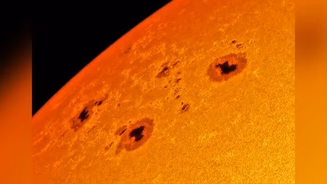 AR 4294-4296 là cụm vết đen kết hợp từ 2 nhóm khác nhau bao gồm: AR 4294 và AR 4296. Lần đầu cụm vết đen AR 4294-4296 được giới thiên văn phát hiện là vào ngày 28/11 là nhờ robot tự hành Perseverance của Cơ quan Hàng không Vũ trụ Mỹ (NASA) trên sao Hỏa. Ảnh: Langkawi National Observatory, MYSA/MOSTI.