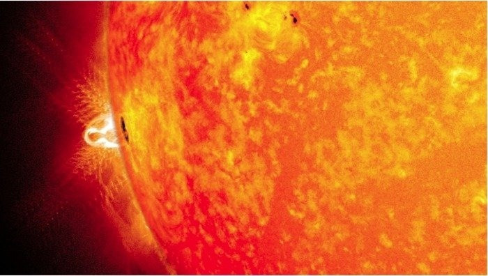 Những sự kiện bùng nổ này có thể đánh sập tạm thời sóng vô tuyến trên địa cầu và tạo ra các vụ phun trào vành nhật hoa (CME) về hướng Trái đất. Ảnh: NASA/SDO/Goddard Space Flight Center.