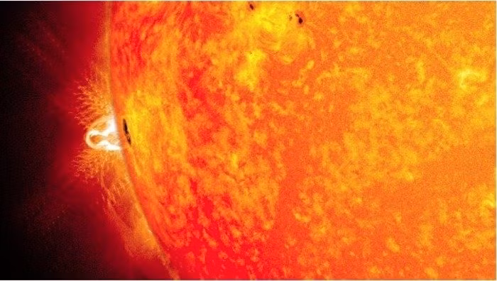 Những sự kiện bùng nổ này có thể đánh sập tạm thời sóng vô tuyến trên địa cầu và tạo ra các vụ phun trào vành nhật hoa (CME) về hướng Trái đất. Ảnh: NASA/SDO/Goddard Space Flight Center.