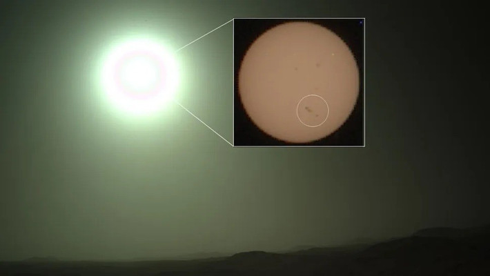 Kích thước tổng hợp của AR 4294-4296 tương đương vết đen đã khai sinh bão mặt trời mạnh nhất từng được con người ghi nhận trong lịch sử là sự kiện Carrington năm 1859. Ảnh: NASA.