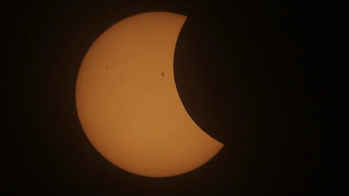 Việt Nam nằm trong số những quốc gia không ở vị trí thuận lợi để có thể quan sát hiện tượng "Mặt trăng ăn Mặt trời" sắp tới. Ảnh: APHOTOGRAFIA/Getty Images.