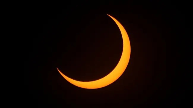 Nhật thực một phần này sẽ có thể nhìn thấy ở nhiều nơi thuộc Nam bán cầu. Khoảng 16,6 triệu người thuộc dải hẹp ở phía đông châu Úc, New Zealand, các đảo thưa thớt dân cư ở phía nam Thái Bình Dương và một phần của châu Nam Cực có thể quan sát hiện tượng "Mặt trăng ăn Mặt trời". Ảnh: Camilo Freedman/SOPA Images/LightRocket via Getty Images.